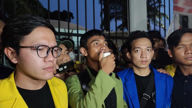 Mahasiswa ancam akan demo lebih besar sebelum membubarkan diri dari depan DPR, Selasa (27/6/2022).