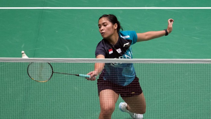 Mantap! Gregoria Singkirkan Tunggal Nomor 1 Dunia KUALA LUMPUR, MALAYSIA - JUNE 28: Gregoria Mariska Tunjung of Indonesia in action against Akane Yamaguchi of Japan on day one of the Petronas Malaysia Open on June 28, 2022 in Kuala Lumpur, Malaysia. (Photo by How Foo Yeen/Getty Images)