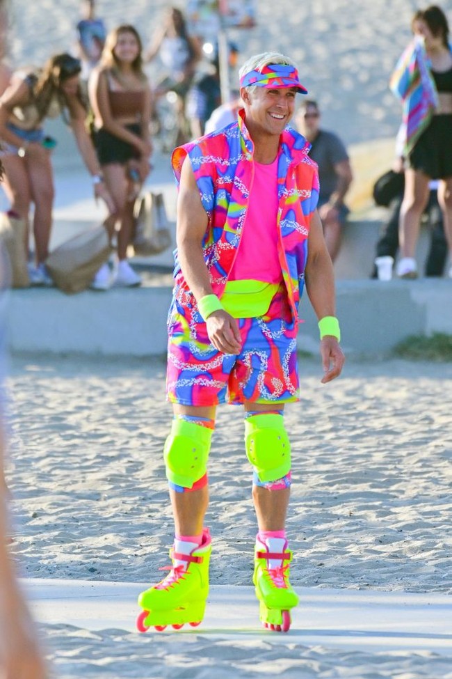 Ryan Gosling yang berperan sebagai Ken pun mengenakan busana dengan tema warna senada. Aktor 41 tahun ini memakai singlet pink dengan vest dan celana pink terang. Foto: Getty Images