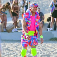 Ryan Gosling yang berperan sebagai Ken pun mengenakan busana dengan tema warna senada. Aktor 41 tahun ini memakai singlet pink dengan vest dan celana pink terang. Foto: Getty Images