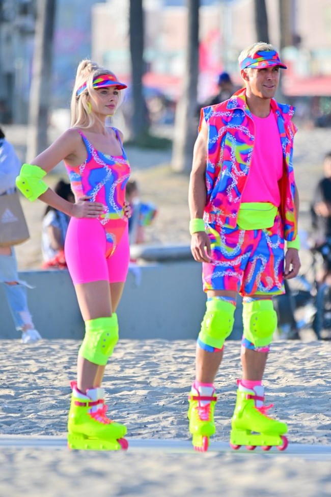 Keduanya menjalani syuting sebagai Barbie dan Ken di Venice Beach Skatepark, lokasi yang populer sebagai tempat untuk unjuk tari, bermain sepatu roda, rollerblade juga skateboard. Foto: Getty Images