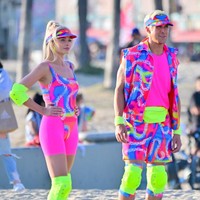 Keduanya menjalani syuting sebagai Barbie dan Ken di Venice Beach Skatepark, lokasi yang populer sebagai tempat untuk unjuk tari, bermain sepatu roda, rollerblade juga skateboard. Foto: Getty Images