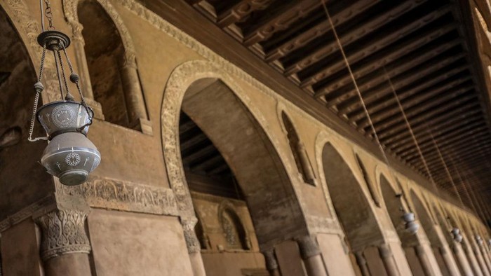 Megahnya Masjid Ibnu Tulun, Warisan Peradaban Islam di Kairo CAIRO, EGYPT - JUNE 12: A view from the Mosque of Ibn Tulun in Egyptian capital Cairo on June 12, 2022. It is the largest mosque in Cairo in terms of land size and one of the oldest mosques in Egypt and all of Africa still standing in its entirety. It is surrounded by an open square courtyard, which allows for the passage of natural light. The Ibn Tulun Mosque showcases ancient Egyptian architectural designs, with its ornamentation made of sculpted stucco and wood. The mosque is a well-liked tourist destination. (Photo by Mohamed Abdel Hamid/Anadolu Agency via Getty Images)