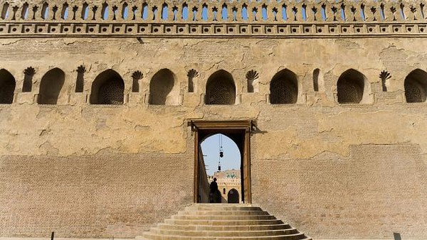 Masjid ini didirikan pada 879 M oleh Gubernur Mesir saat itu, Ahmad Ibnu Tulun. Jika dibandingkan dengan Masjid Amr Ibn Ash yang merupakan masjid pertama di Mesir sekaligus di Benua Afrika, Masjid Ibnu Tulun terlihat lebih tua, mungkin karena restorasi yang dilakukan di masjid ini berusaha mempertahankan keaslian dari bangunan awalnya.  Masjid ini didirikan pada 879 M oleh Gubernur Mesir saat itu, Ahmad Ibnu Tulun. Jika dibandingkan dengan Masjid Amr Ibn Ash yang merupakan masjid pertama di Mesir sekaligus di Benua Afrika, Masjid Ibnu Tulun terlihat lebih tua, mungkin karena restorasi yang dilakukan di masjid ini berusaha mempertahankan keaslian dari bangunan awalnya. Â