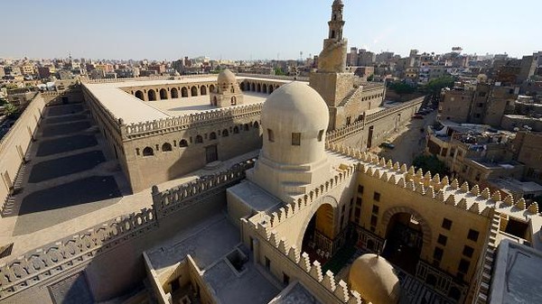 Bila dilihat secara umum, arsitektur Masjid Ibnu Tulun ini tak jauh berbeda dengan arsitektur Universitas al-Azhar, Kairo. Mungkin memang demikian arsitektur gaya Mesir ini.  