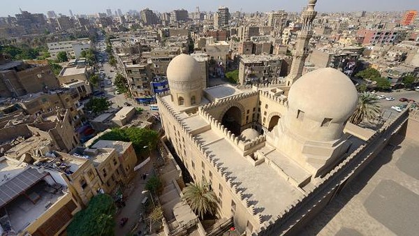 Pemandangan dari Masjid Ibnu Tulun di Kairo, Mesir, Minggu (12/6/2022) waktu setempat. Masjid Ibnu Tulun menjadi salah satu masjid tertua di Kota Kairo setelah Masjid Amr Ibn Ash. Karenanya, tak mengherankan jika Masjid Ibnu Tulun dianggap sebagai situs kuno yang harus dilindungi Pemerintah Mesir. Â Pemandangan dari Masjid Ibnu Tulun di Kairo, Mesir, Minggu (12/6/2022) waktu setempat. Masjid Ibnu Tulun menjadi salah satu masjid tertua di Kota Kairo setelah Masjid Amr Ibn Ash. Karenanya, tak mengherankan jika Masjid Ibnu Tulun dianggap sebagai situs kuno yang harus dilindungi Pemerintah Mesir. Â