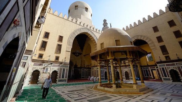 Bangunan Masjid Ibnu Tulun terdiri atas koridor-koridor panjang yang disangga oleh pilar-pilar artistik dengan ornamen pahatan ayat-ayat Alquran. Pilar-pilar tersebut terbuat dari batu bata yang diplester dengan semen.   