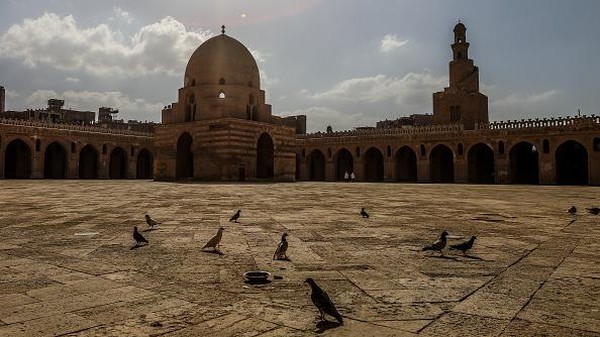 Seperti masjid-masjid lain yang dibangun pada masa Dinasti Abbasiyah, di tengah-tengah Masjid Ibnu Tulun terdapat sebuah halaman yang sangat luas. Luasnya melebihi ruangan masjid itu sendiri.  Seperti masjid-masjid lain yang dibangun pada masa Dinasti Abbasiyah, di tengah-tengah Masjid Ibnu Tulun terdapat sebuah halaman yang sangat luas. Luasnya melebihi ruangan masjid itu sendiri. Â