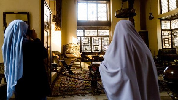 Bangunan masjid ini sudah mengalami beberapa kali perbaikan. Perbaikan pertama dilakukan tahun 1177, saat itu negeri Mesir berada di bawah kekuasaan Badr al-Jamali, seorang gubernur yang ditunjuk oleh penguasa Daulah Fatimiyah. Â Bangunan masjid ini sudah mengalami beberapa kali perbaikan. Perbaikan pertama dilakukan tahun 1177, saat itu negeri Mesir berada di bawah kekuasaan Badr al-Jamali, seorang gubernur yang ditunjuk oleh penguasa Daulah Fatimiyah. Â