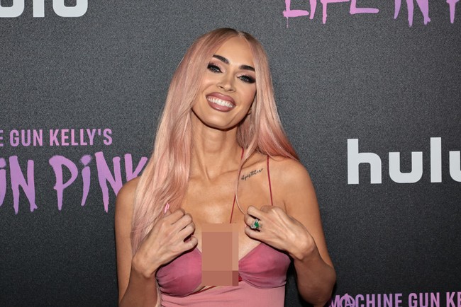 Dalam unggahan di Instagram Just Jared, banjir komentar netizen soal betapa miripnya Megan Fox sekarang dengan Kim Kardashian. “Kim, is that you?” tulis netizen. “I seriously thought that was Kim!” tulis netizen lainnya. Foto: Arturo Holmes/WireImage