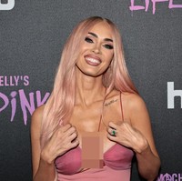 Dalam unggahan di Instagram Just Jared, banjir komentar netizen soal betapa miripnya Megan Fox sekarang dengan Kim Kardashian. “Kim, is that you?” tulis netizen. “I seriously thought that was Kim!” tulis netizen lainnya. Foto: Arturo Holmes/WireImage