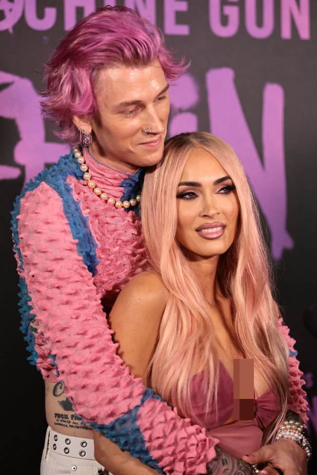 Menemani tunangannya Machine Gun Kelly, Megan Fox menghadiri premier film dokumenter berjudul Machine Gun Kellys Life In Pink. Film tersebut sesuai judulnya mengisahkan kehidupan sang rockstar. Foto: Arturo Holmes/WireImage