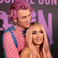 Menemani tunangannya Machine Gun Kelly, Megan Fox menghadiri premier film dokumenter berjudul Machine Gun Kellys Life In Pink. Film tersebut sesuai judulnya mengisahkan kehidupan sang rockstar. Foto: Arturo Holmes/WireImage