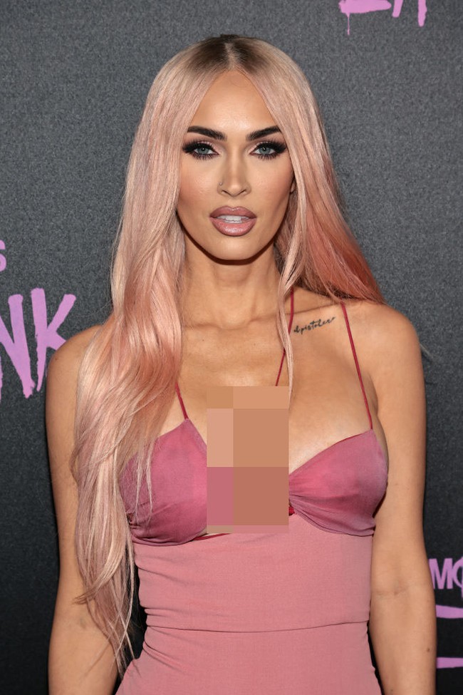 Bukan hanya baju saja yang warna pink, Megan Fox juga mengubah warna rambutnya sesuai dengan judul film dokuementer Machine Gun Kelly. Megan yang sebelumnya memiliki rambut warna hitam kini tampil dengan warna bleach blonde pink. Foto: Arturo Holmes/WireImage