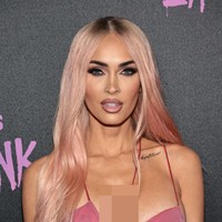 Bukan hanya baju saja yang warna pink, Megan Fox juga mengubah warna rambutnya sesuai dengan judul film dokuementer Machine Gun Kelly. Megan yang sebelumnya memiliki rambut warna hitam kini tampil dengan warna bleach blonde pink. Foto: Arturo Holmes/WireImage