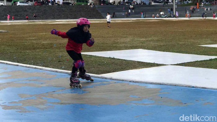 Melihat Atlet Muda Sukabumi Berlatih Sepatu Roda Merdeka Inline Skate Team turut andil dalam mencetak atlet muda sepatu roda di Sukabumi. Setiap sore, mereka melatih anak-anak bermain sepatu roda di Lapangan Merdeka Sukabumi.