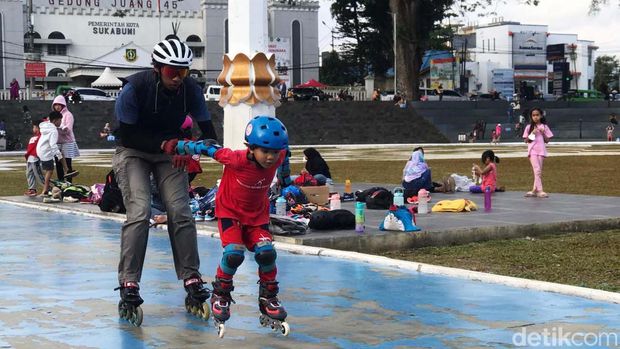 Merdeka Inline Skate Team turut andil dalam mencetak atlet muda sepatu roda di Sukabumi. Setiap sore, mereka melatih anak-anak bermain sepatu roda di Lapangan Merdeka Sukabumi.