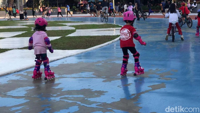 Melihat Atlet Muda Sukabumi Berlatih Sepatu Roda Merdeka Inline Skate Team turut andil dalam mencetak atlet muda sepatu roda di Sukabumi. Setiap sore, mereka melatih anak-anak bermain sepatu roda di Lapangan Merdeka Sukabumi.
