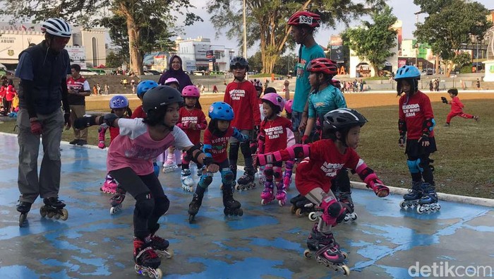Melihat Atlet Muda Sukabumi Berlatih Sepatu Roda Merdeka Inline Skate Team turut andil dalam mencetak atlet muda sepatu roda di Sukabumi. Setiap sore, mereka melatih anak-anak bermain sepatu roda di Lapangan Merdeka Sukabumi.