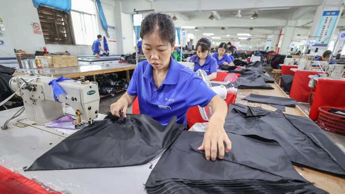 Melihat Pembuatan Payung di Pabrik, Ternyata Begini JINJIANG, CHINA - JUNE 24: Employees work on the production line of umbrellas at a factory on June 24, 2022 in Jinjiang, Quanzhou City, Fujian Province of China. (Photo by VCG/VCG via Getty Images)