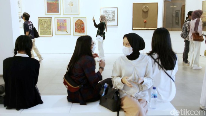 Pengunjung berdatangan ke galeri seni dan galeri annex di Taman Ismail Marzuki usai diresmikan Jumat (18/6) lalu. Beragam karya seni rupa dipamerkan di sana.
