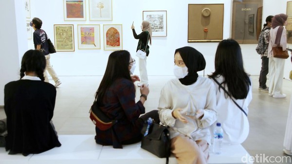 Pengunjung berdatangan ke galeri seni dan galeri annex di Taman Ismail Marzuki, Cikini, Jakarta, Senin (27/6/2022).