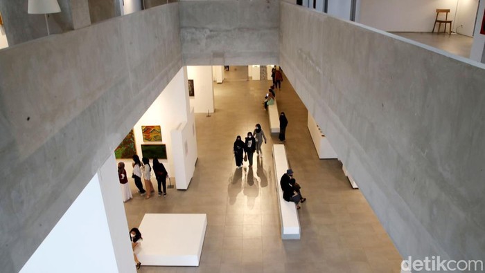 Pengunjung berdatangan ke galeri seni dan galeri annex di Taman Ismail Marzuki usai diresmikan Jumat (18/6) lalu. Beragam karya seni rupa dipamerkan di sana.