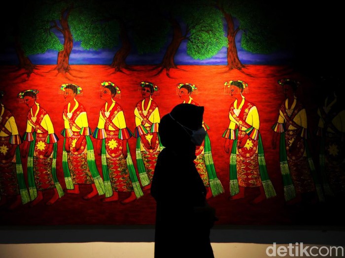 Pengunjung berdatangan ke galeri seni dan galeri annex di Taman Ismail Marzuki usai diresmikan Jumat (18/6) lalu. Beragam karya seni rupa dipamerkan di sana.