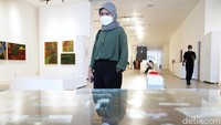 Galeri seni ini juga menampilkan sejarah pusat kesenian tersebut. Banyak arsip-arsip lama yang dipajang di dinding dan juga meja pameran.