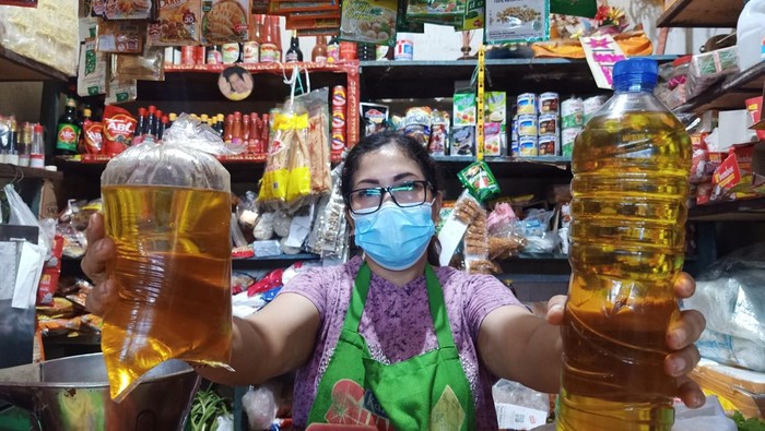 Kartini, pemilik Toko Sari Sedana yang berlokasi di Pasar Ketapian, Denpasar, Bali ketika tengah menunjukkan minyak goreng curah pada Selasa (28/6/2022)