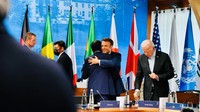 Momen kebersamaan Jokowi dengan para pemimpin dunia pun terlihat saat ia menghadiri pertemuan internasional tersebut. Salah satu momen yang tertangkap kamera adalah saat Presiden Prancis Emmanuel Macron memuluk Jokowi.