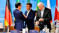 Keduanya tampak berbincang akrab saat bertemu di rangkaian acara KTT G7.