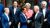 Dalam sesi Foto bersama para kepala negara, tampak pula momen akrab Jokowi dan Joe Biden.