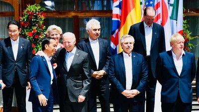 Momen Jokowi Dipeluk Macron, Dirangkul Joe Biden di KTT G7