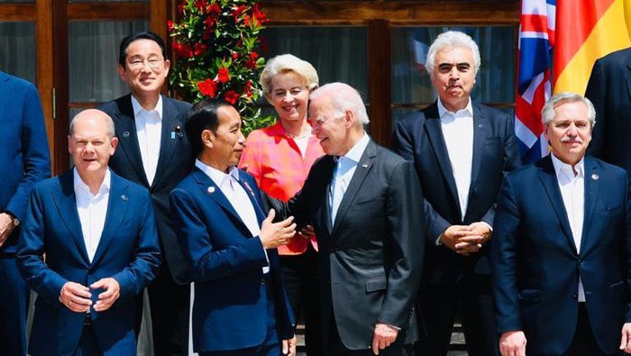 Momen akrab Jokowi bersama pemimpin dunia terlihat di KTT G7, Jerman. Jokowi tampak dipeluk Presiden Prancis dan berbincang akrab dengan Presiden AS Joe Biden.