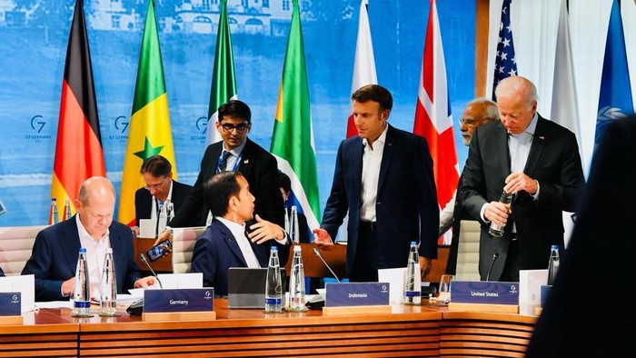 Momen Jokowi Dipeluk Macron, Dirangkul Joe Biden di KTT G7 Momen akrab Jokowi bersama pemimpin dunia terlihat di KTT G7, Jerman. Jokowi tampak dipeluk Presiden Prancis dan berbincang akrab dengan Presiden AS Joe Biden.