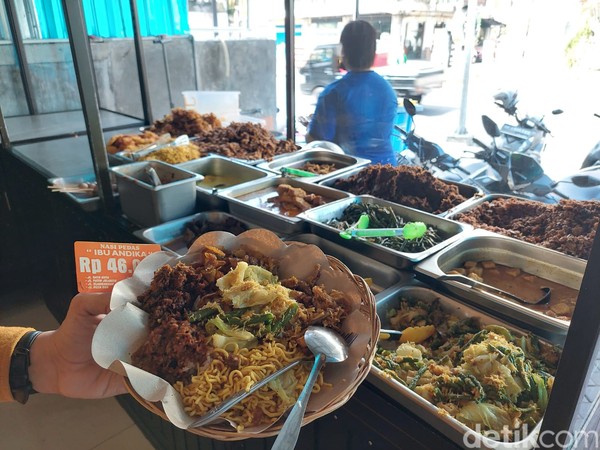 Untuk harga makan di sini bervariasi, tergantung dari lauk yang kamu pesan. Harganya mulai Rp 10 ribu hingga Rp 50 ribuan. Untuk harga makan di sini bervariasi, tergantung dari lauk yang kamu pesan. Harganya mulai Rp 10 ribu hingga Rp 50 ribuan.