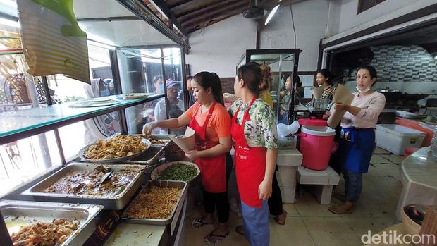 Nasi ayam Bu Oki dan Nasi Pedas Ibu Andika