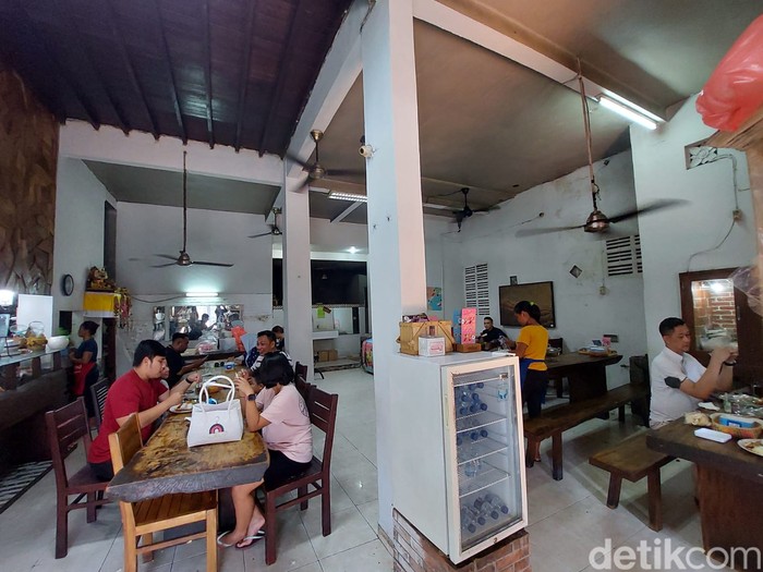 Nasi ayam di Bali Warung Pedas Ibu Andika dan Nasi Ayam Ibu Oki