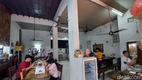 Warung ini memiliki beberapa cabang, ada di Kuta, Nusa Dua, Jimbaran, Ungasan dan Sanur. Ini adalah warung nasi yang ada di Jimbaran.