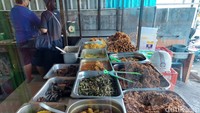 Konsepnya seperti warteg,  jadi kamu memilih ingin makan dengan lauk yang mana. Pilihannya pun beragam ada telur, usus, kulit, ayam suwir, perkedel jagung, orek, sayur, tempe, pepes tuna, ampela, dan lainnya. 