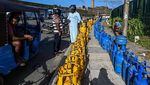 Mengular! Begini Panjangnya Antrean Beli Gas di Sri Lanka