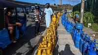 Tabung gas milik warga mengantre untuk diisi di dekat Galle International Cricket Stadium di Galle, Sri Lanka, Selasa (28/6/2022).  