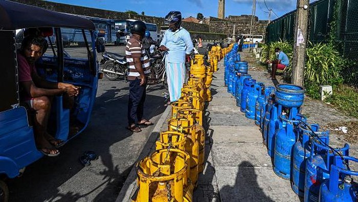 Negaranya Bangkrut, Warga Sri Lanka Antre Panjang Beli Gas A man queues to buy Liquefied Petroleum Gas (LPG) cylinders near the Galle International Cricket Stadium in Galle on June 28, 2022. (Photo by ISHARA S. KODIKARA / AFP) (Photo by ISHARA S. KODIKARA/AFP via Getty Images)
