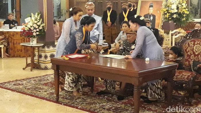 Pakubuwono XIII menandatangani MoU pengembangan budaya dengan ISI Solo, Selasa (28/6/2022).