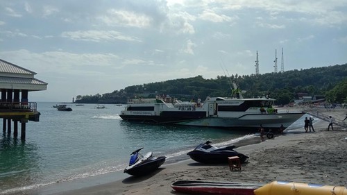 Pantai Senggigi, Lombok Barat, NTB, masuk rute kapal cepat Bali-Lombok.