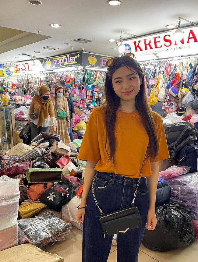 Wolipop sudah mewawancarai Pratama, pria Indonesia yang viral karena mengajak pacarnya, wanita Jepang, kencan di Pasar Senen. Dia menceritakan awal mula bisa kenal dengan Yuri, wanita Jepang yang jadi kekasihnya. Pratama mengaku kenal dengan Yuri lewat grup di media sosial. Kita kenal 6 November 2019. Saat itu saya ikut sebuah grup bahasa Inggris internasional di Instagram dan kebetulan dia juga ada di sana. Kita kenal saat dia tiba-tiba komentar di Live IG saya waktu itu. Karena waktu itu saya nyanyi lagu Jepang, dia nanya apa saya bisa bahasa Jepang, kata Pratama kepada Wolipop, Selasa (28/6/2022). Foto: Dok. Instagram @kuda_pirang.