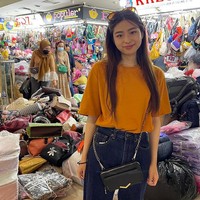 Wolipop sudah mewawancarai Pratama, pria Indonesia yang viral karena mengajak pacarnya, wanita Jepang, kencan di Pasar Senen. Dia menceritakan awal mula bisa kenal dengan Yuri, wanita Jepang yang jadi kekasihnya. Pratama mengaku kenal dengan Yuri lewat grup di media sosial. Kita kenal 6 November 2019. Saat itu saya ikut sebuah grup bahasa Inggris internasional di Instagram dan kebetulan dia juga ada di sana. Kita kenal saat dia tiba-tiba komentar di Live IG saya waktu itu. Karena waktu itu saya nyanyi lagu Jepang, dia nanya apa saya bisa bahasa Jepang, kata Pratama kepada Wolipop, Selasa (28/6/2022). Foto: Dok. Instagram @kuda_pirang.