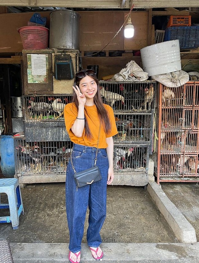 Selanjutnya, ia jalan-jalan di sekitar Pasar Senen. Pacarnya yang wanita Jepang itu mengaku belum pernah melihat kondisi pasar seperti ini di negaranya. Wanita Jepang itu terlihat senang ketika diajak jalan-jalan. Senyumnya gak ada obat #kawaii #cewejepang #wibu #couple. Dia bilang gak ada pasar beginian di Jepang, tulis akun TikTok @kuda_pirang. Foto: Dok. Instagram @kuda_pirang.
