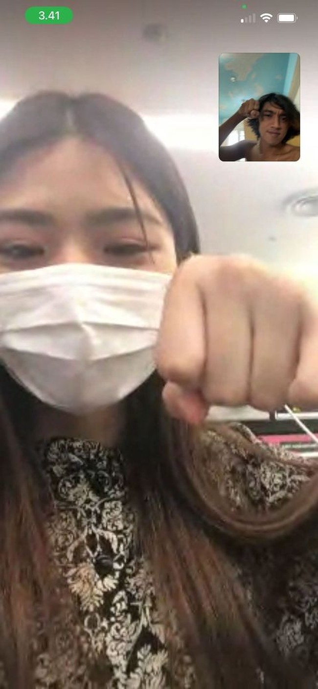 Keduanya menjalani hubungan jarak jauh dan hanya bisa berkomunikasi lewat dunia maya. Kemudian setelah intropeksi diri, mereka sepakat untuk terus melanjutkan hubungan. Mungkin masalah ini memang berat sekarang tapi coba kamu pikirin saat kita sudah tua dan jadi kakek nenek ini bakal jadi lelucon lho! Suasana cair saat itu. Dia juga ingin ngelanjutin kuliah di Amerika waktu itu. Tapi nggak tahu kenapa dia jadi milih Indonesia. Karena awalnya saya nyaranin buat ke Singapura. Biar saya juga bisa ke sana. Tapi dia milih Indonesia, tuturnya panjang lebar. Foto: Dok. pribadi Pratama.